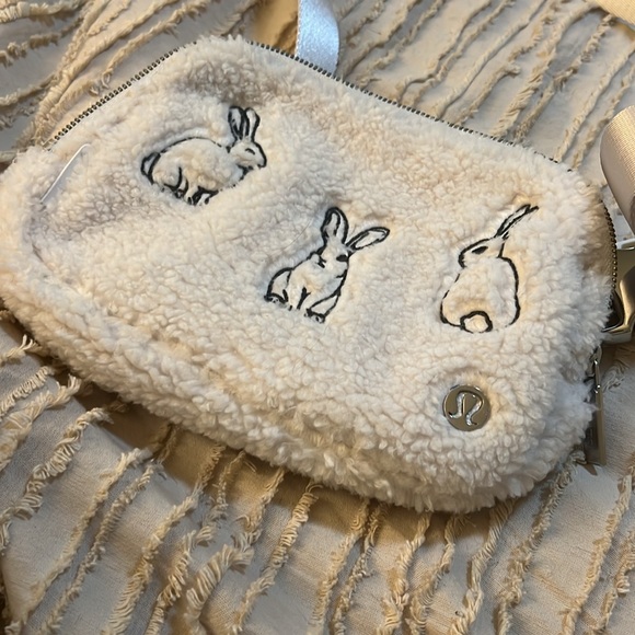Authentic Lulu Lemon  Sherpa everywhere belt bag , with bunny design . - Picture 6 of 9